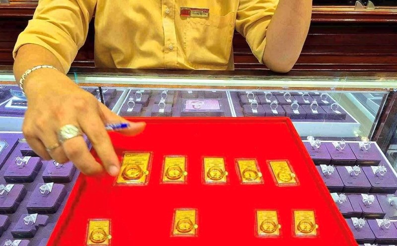 La psicologia de acumulacion y especulacion interna hace que el precio del oro siga subiendo. Foto: Phan Anh