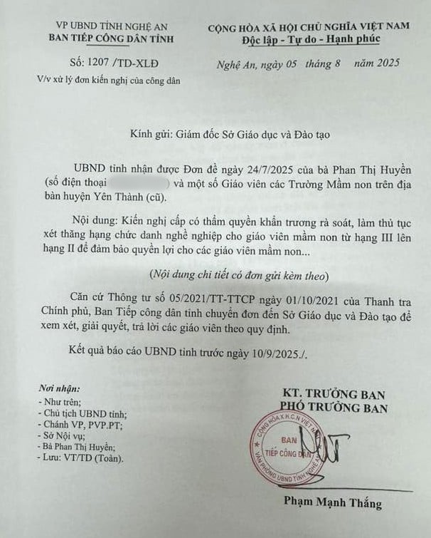 UBND tinh Nghe An chuyen don kien nghi cua giao vien ve viec de nghi xet thang hang. Anh: Ngoc Anh 