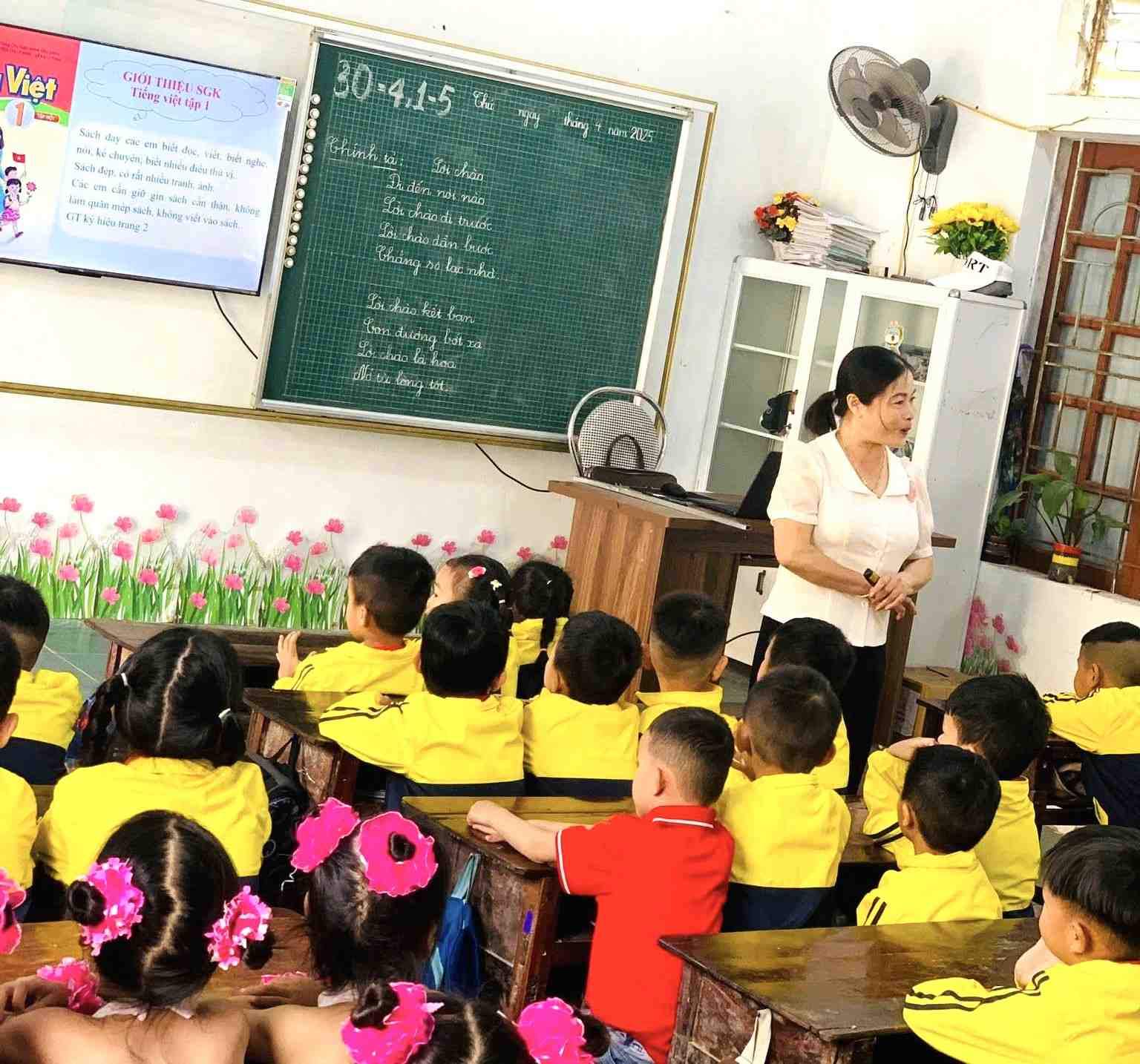 Nghe An preschool teacher during class. Photo: NgoC ANH