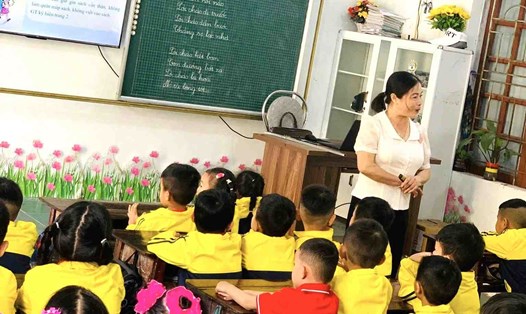 Giáo viên mầm non Nghệ An trong giờ lên lớp. Ảnh: NGỌC ANH