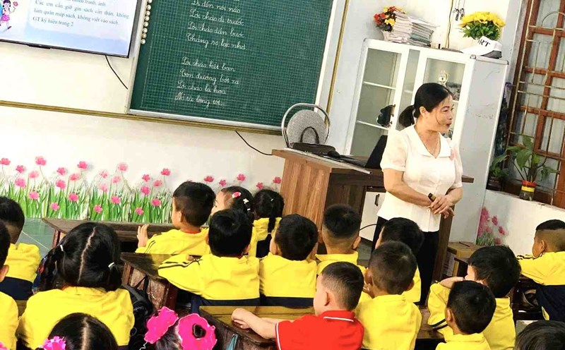 Profesor de jardin de infancia de Nghe An durante la clase. Foto: NGOC ANH