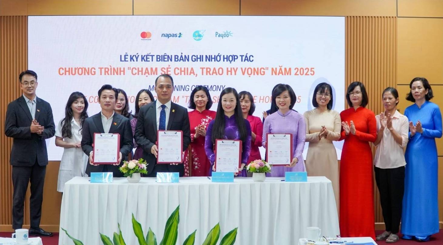 Cac dong chi lanh dao Trung uong Hoi LHPN Viet Nam cung cac dai bieu chung kien hoat dong ky ket bien ban ghi nho hop tac chuong trinh “Cham se chia, trao hy vong” nam 2025.  