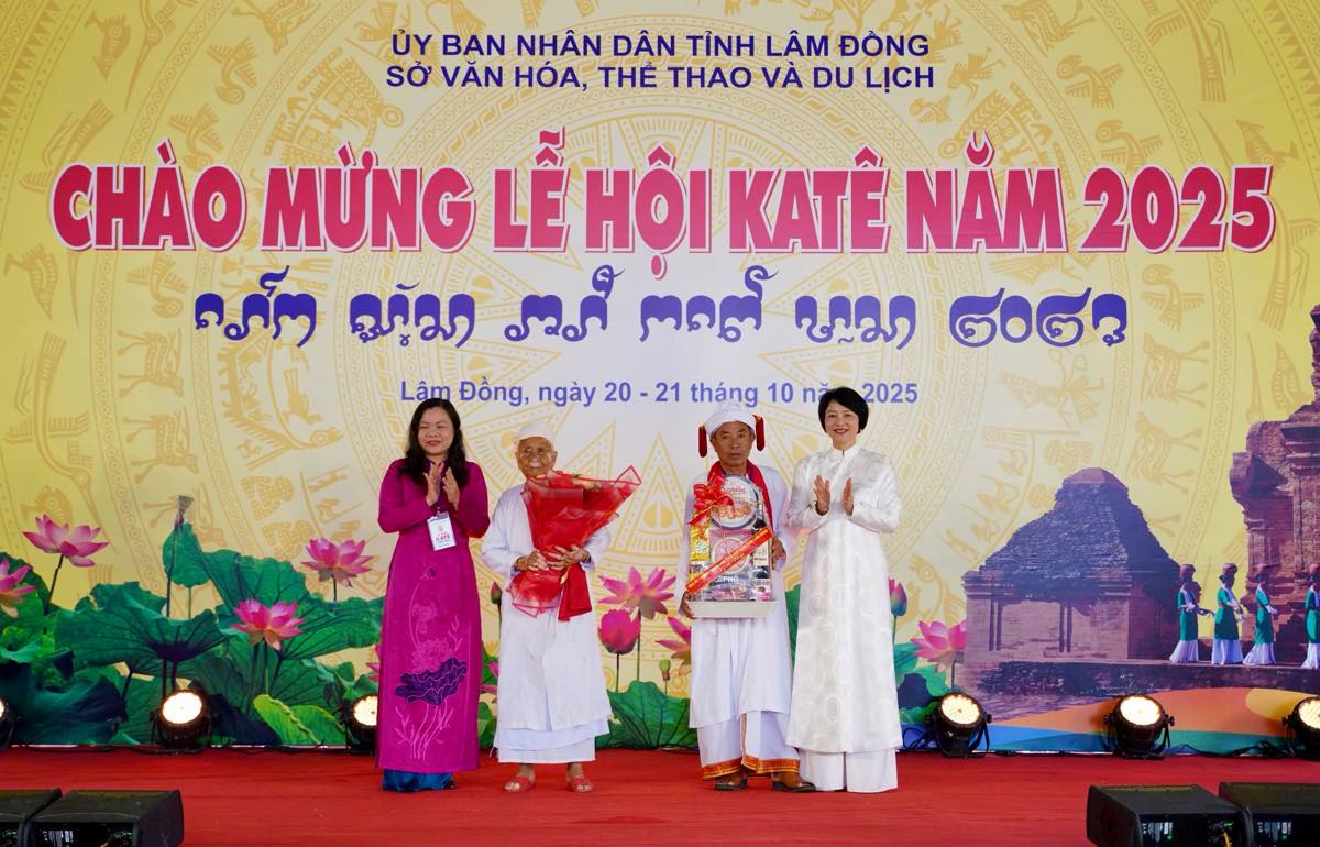 Ba Pham Thi Phuc - Pho Bi thu Tinh uy, Chu tich Uy ban Mat tran To quoc Viet Nam tinh Lam Dong va Pho Chu tich HDND tinh tang qua chuc mung Le hoi Kate cho vi chuc sac dong bao Cham. Anh: Duy Tuan