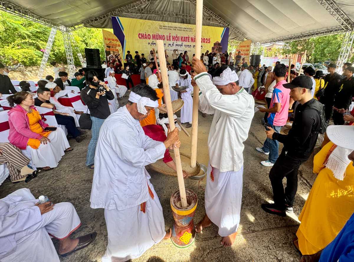 Dong bao Cham tham gia tro choi dan gian. Anh: Duy Tuan