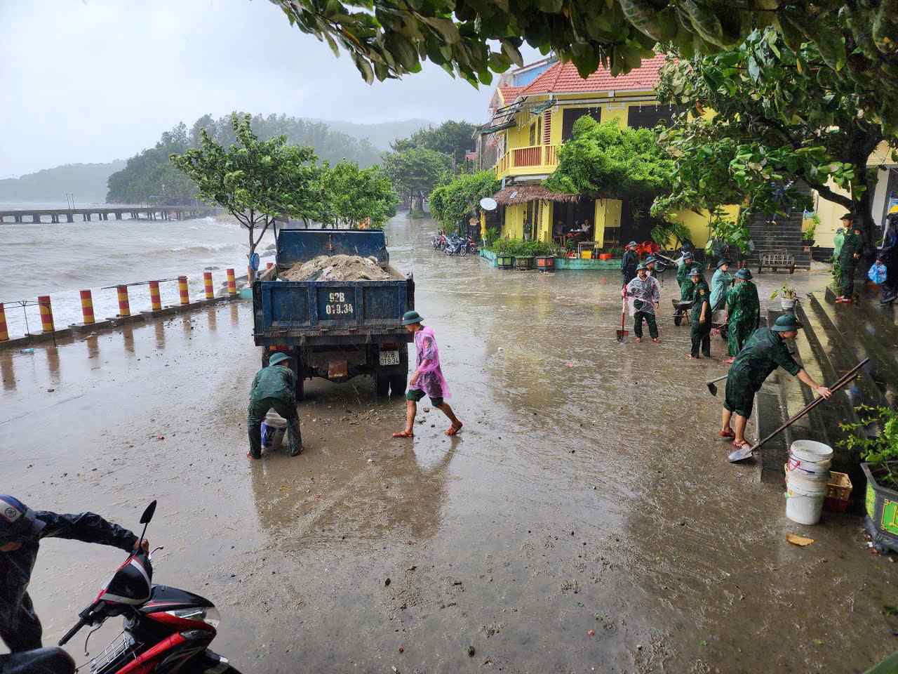 On the morning of October 21, there were strong winds and big waves in the Cu Lao Cham area, Da Nang. Photo: Pham Huong