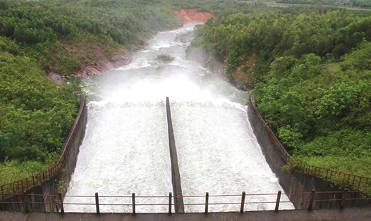 Xả tràn ở hồ Kẻ Gỗ. Ảnh: Trần Tuấn.