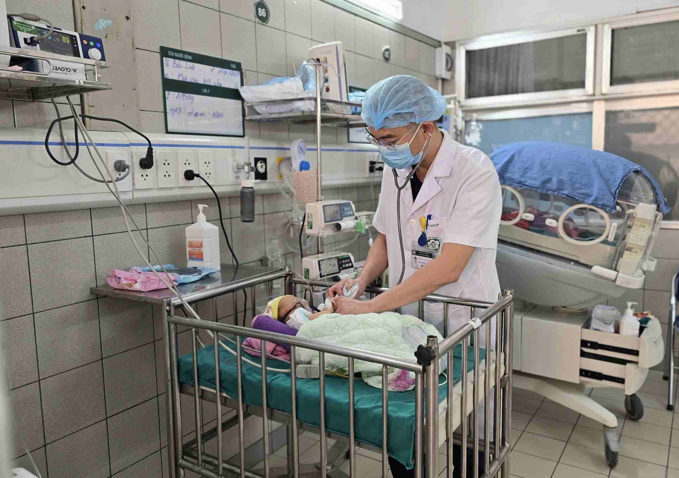 Saving a newborn baby with congenital heart disease right in the mother's womb. Photo: Mai Thanh