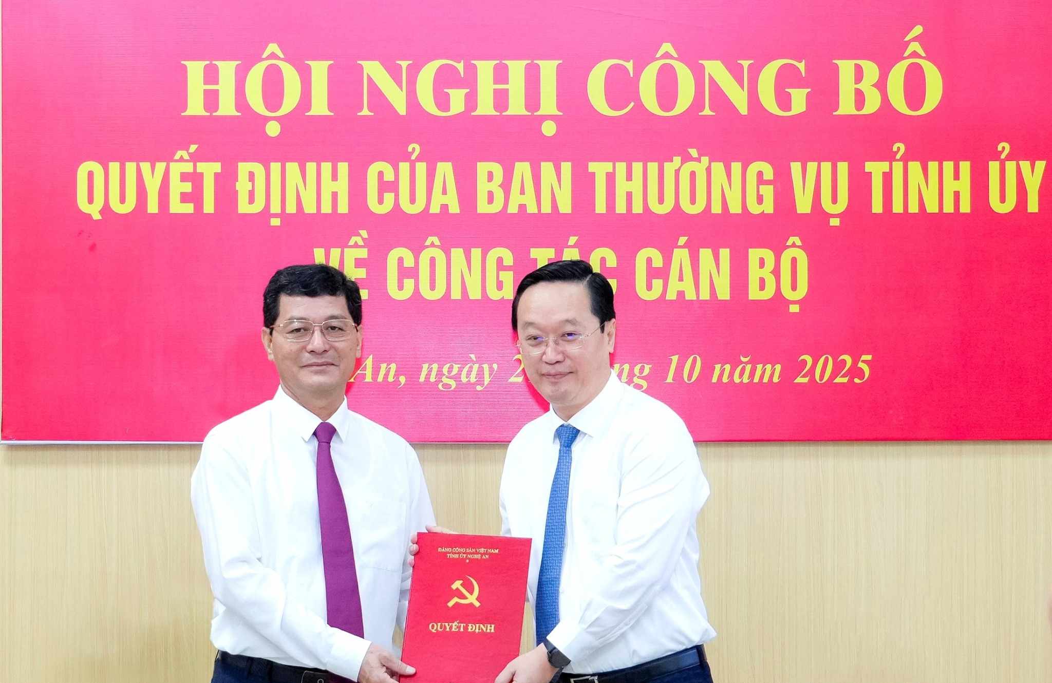 Nghe An Provincial Party Secretary Nguyen Duc Trung presented the decision to transfer, assign and appoint the Head of the Provincial Party Committee's Organization Committee to Mr. Pham Trong Hoang. Photo: Pham Bang