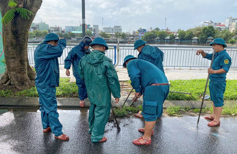 Militia and self-defense forces dredged and cleared drainage at rainwater intake gates on Ham Nghi Street (Da Nang). Photo: Da Nang City People's Committee