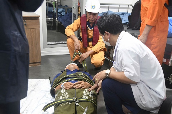 The victim was admitted and given first aid right at sea due to the impact of storm No. 12. Photo: Cong Duc
