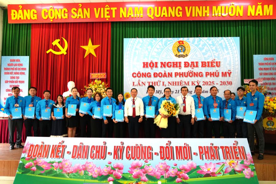 2025-2030 임기 제1기 푸미동 노동조합 집행위원회 출범식. 사진: Thanh An