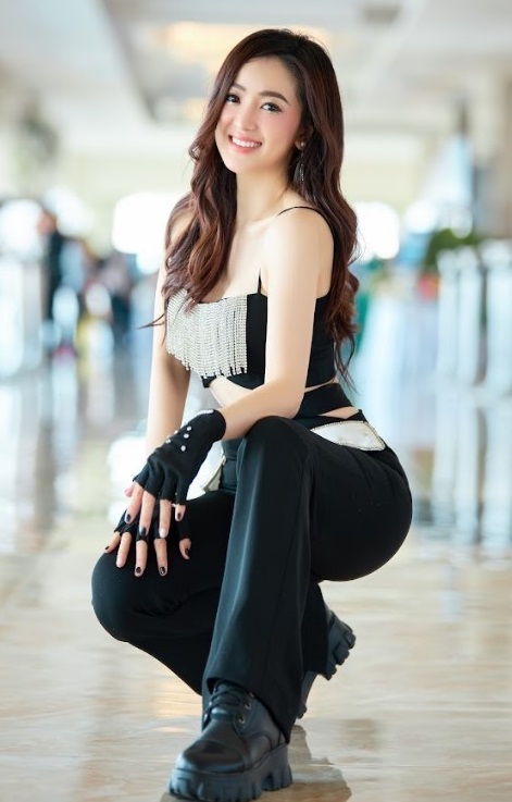 Ngoc Kayla so huu nhan sac xinh dep, duoc so sanh voi Trieu Le Dinh, Jang Na Ra. Anh: Nghe si cung cap