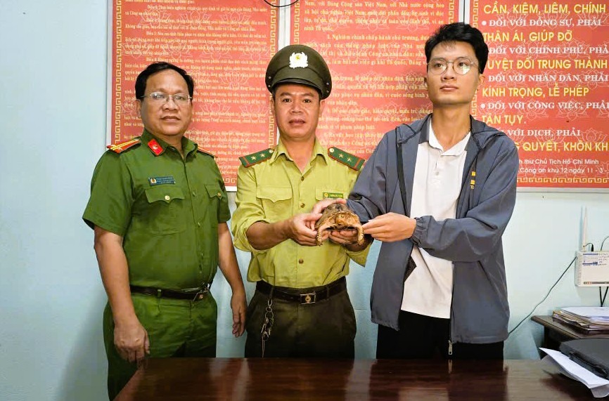Nguoi dan Da Nang giao nop rua hop tran vang quy hiem cho co quan chuc nang. Anh: CACC