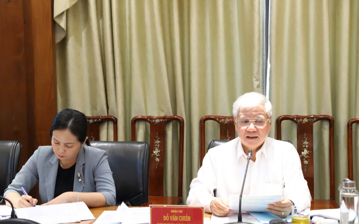 Do Van Chien 베트남 조국전선 중앙위원회 위원장이 업무 회의에서 발언하고 있습니다. 사진: Huong Diep