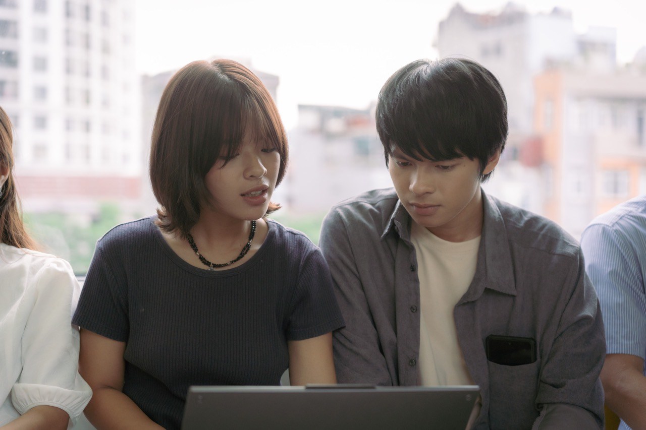 功績のあるアーティスト、チウ・シュアンの娘（左）が人民芸術家のトラン・リュックの息子と遊ぶ。写真: 撮影スタッフ.