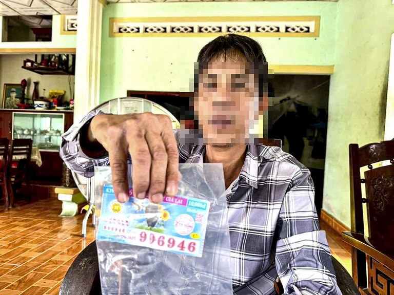 The lottery ticket that won the special prize was torn, creating a hole in the middle, causing Mr. L. in Quang Ngai to not be able to receive the prize. Photo: Vien Nguyen