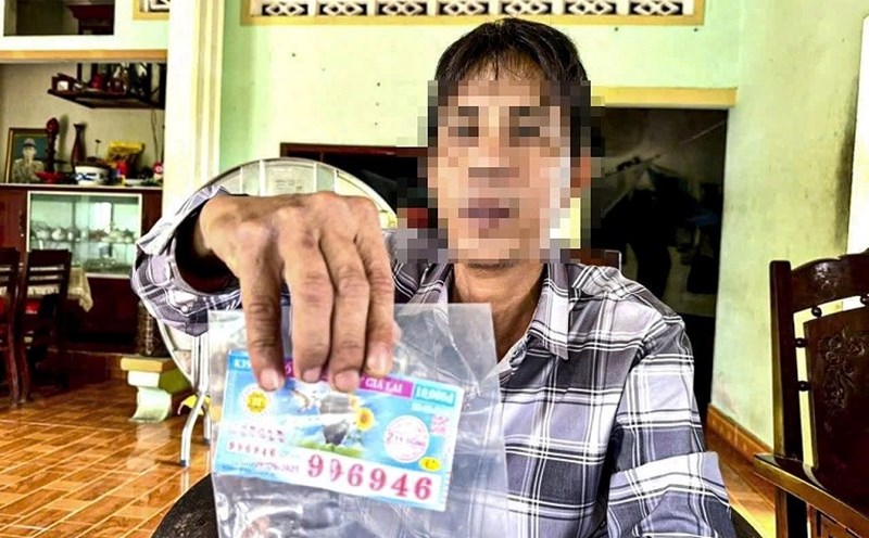 The lottery ticket that won the special prize was torn, creating a hole in the middle, causing Mr. L. in Quang Ngai to not be able to receive the prize. Photo: Vien Nguyen