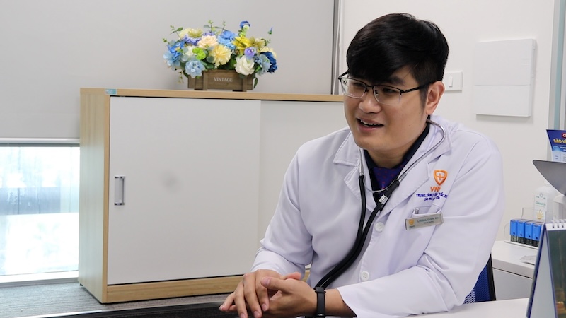 Bac si Luong Quoc Hai - Trung tam tiem chung VNVC. Anh: My Linh