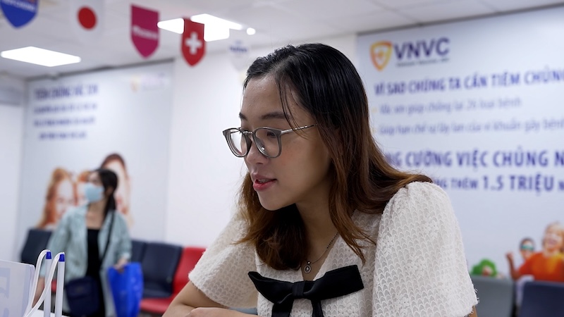Ms. Tran Thi Thanh Phuong (Ho Chi Minh City) was present at the VNVC Vaccination Center early to complete vaccination procedures for herself. Photo: Provided by VNCC