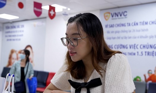 Chị Trần Thị Thanh Phương (TP Hồ Chí Minh) có mặt tại Trung tâm tiêm chủng VNVC từ sớm để làm thủ tục tiêm phòng cho bản thân. Ảnh: VNCC cung cấp