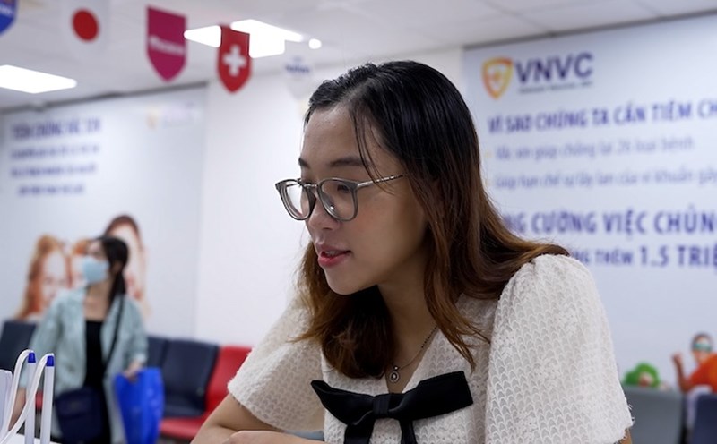 Ms. Tran Thi Thanh Phuong (Ho Chi Minh City) was present at the VNVC Vaccination Center early to complete vaccination procedures for herself. Photo: Provided by VNCC