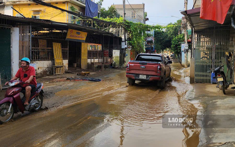 Nước gây ngập úng khiến nhiều sinh hoạt của người dân Cao Bằng trở nên khó khăn. Ảnh: Tân Văn