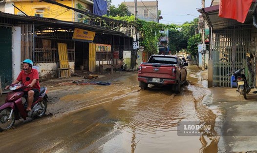 Nước gây ngập úng khiến nhiều sinh hoạt của người dân Cao Bằng trở nên khó khăn. Ảnh: Tân Văn