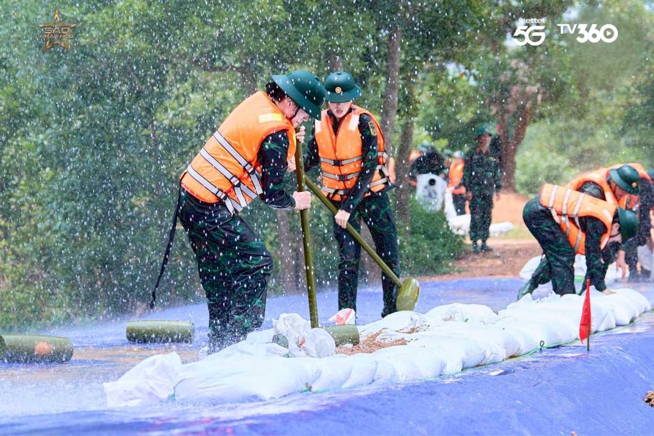 프레다사오 입대극에서 몸을 사리는 예술가들”. 사진: 비엣텔.