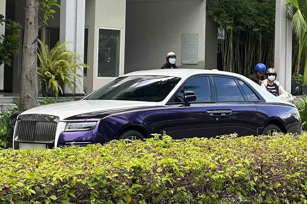 El Rolls-Royce Ghost Series I con un exterior morado y blanco aparece impresionantemente en las calles de la ciudad de Ho Chi Minh. Foto: Phong Diep