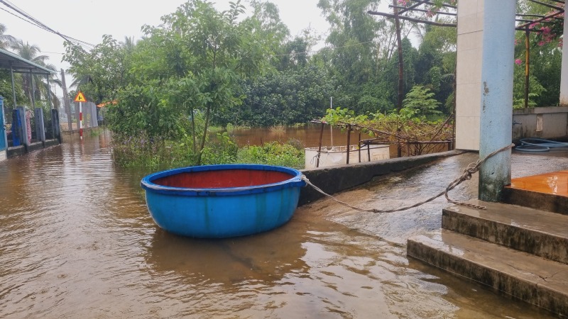 Nguoi dan vung trung thap o cac phuong Tam Ky, Quang Phu (Da Nang) ke do dien tu len cao, chuan bi san thuyen, thung de phong ngap lut. Anh: Nguyen Hoang