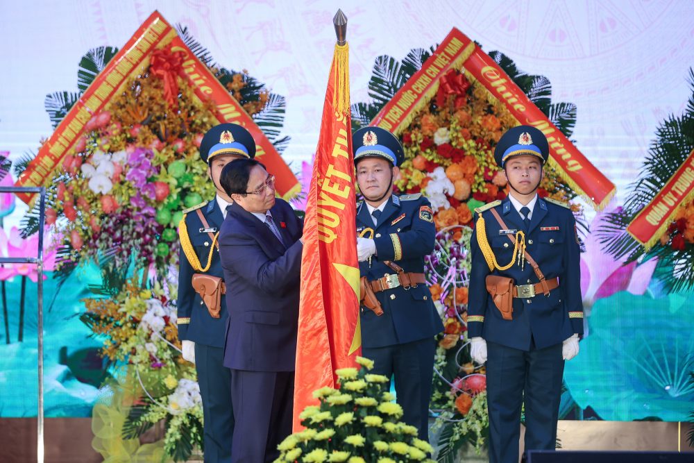 Prime Minister Pham Minh Chinh attached the badge of the title of Hero of the People's Armed Forces to the Victory Decree of the Air Defense - Air Force. Photo: VGP/Nhat Bac