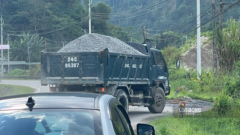 Chiếc xe của mỏ đá Hưng Phát bị phạt vì chở đá không che đây. Ảnh: Đinh Đại
