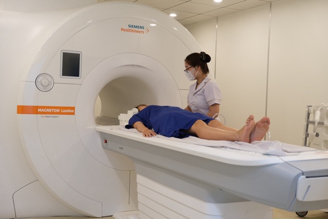 がん患者は状態を正確に診断するために MRI スキャンを受けます。写真：BVCC