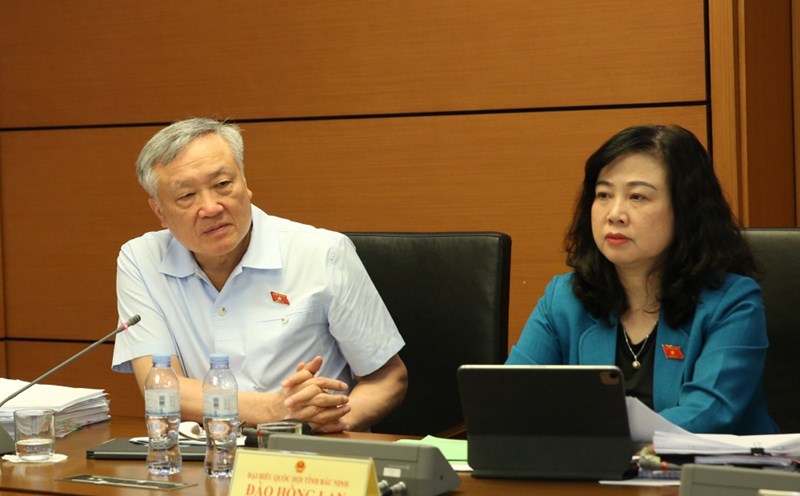 Permanent Deputy Prime Minister Nguyen Hoa Binh said that the Government is implementing programs to combat pollution and flooding. Photo: Pham Dong