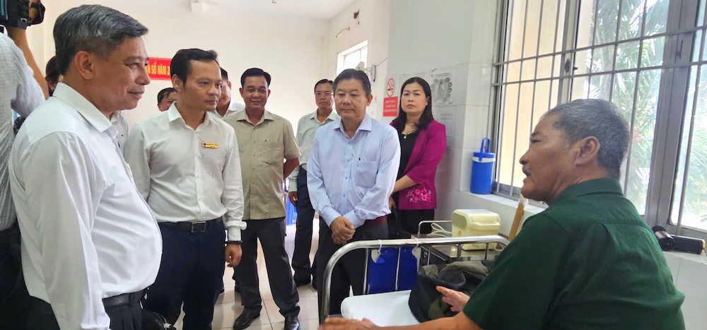 Lanh dao Can Tho, lanh dao So Y te tham hoi nguoi benh dieu tri tai Trung tam Y te huyen Phong Dien (cu).