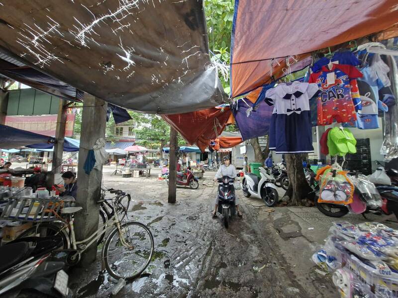 Viec kinh doanh tai cho truyen thong dang la bai toan duoc dat ra. Anh: Thu Giang