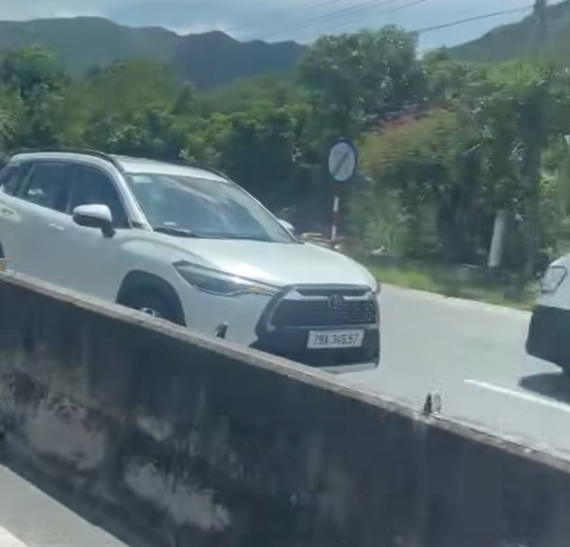 交通警察は、カインホアを通る区間である高速道路1号線で逆走した自動車運転者に1,900万ドンの罰金を科した。写真: 交通警察署