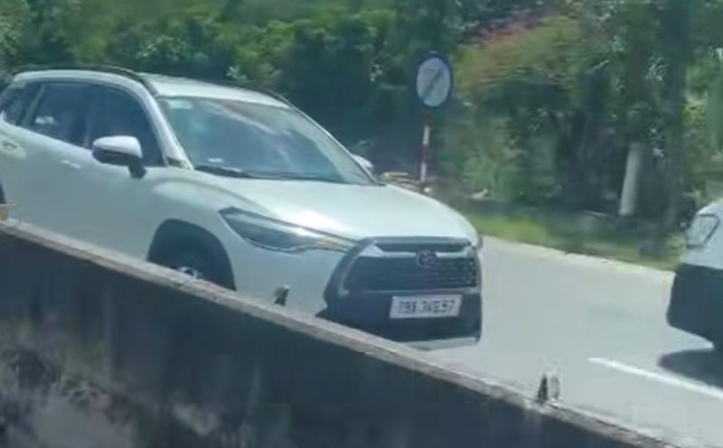 The traffic police force has fined the car driver driving in the wrong direction on National Highway 1 through Khanh Hoa. Photo: Traffic Police Department