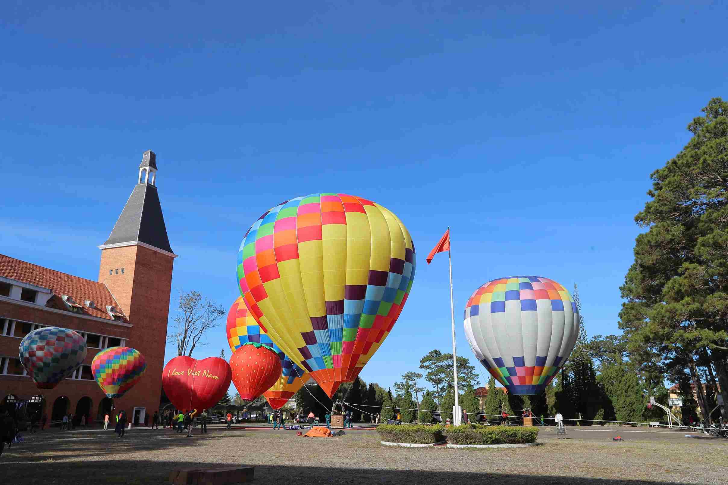 El festival Khinh khi cau se celebra en Da Lat (Lam Dong) en 2024. Foto: Phuc Khanh