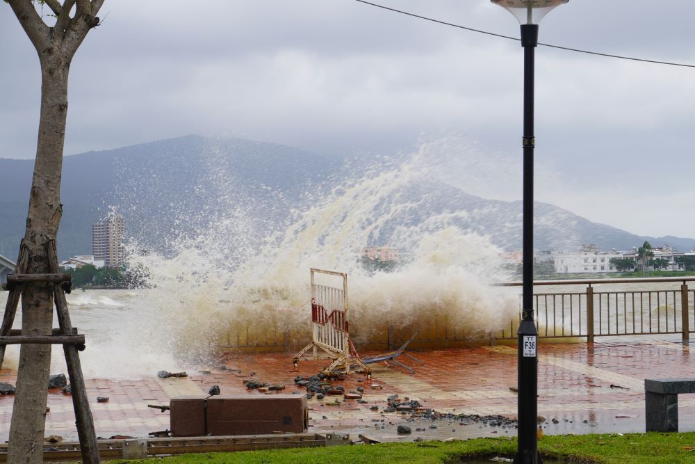 Close-up of large waves hitting the sidewalk of Han Da Nang riverbank before storm No. 12. Photo: Tran Thi