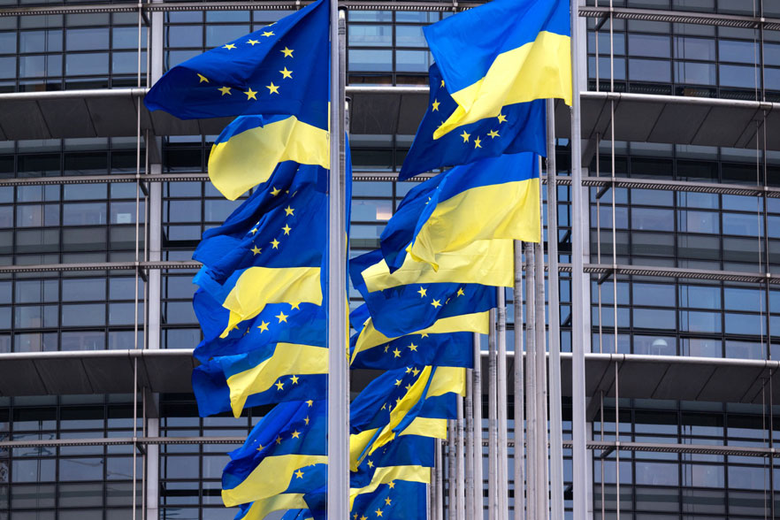 The European Union (EU) flag and the Ukrainian flag. Photo: AFP