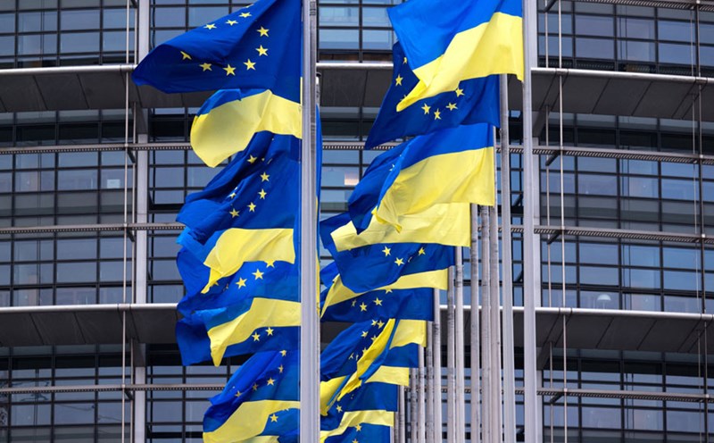 The European Union (EU) flag and the Ukrainian flag. Photo: AFP