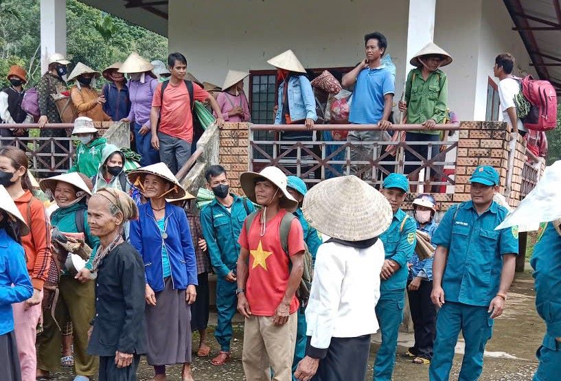 216 people in Ba Lang village, Ba Vinh commune, Quang Ngai province were evacuated to safety. Photo: Van Rach