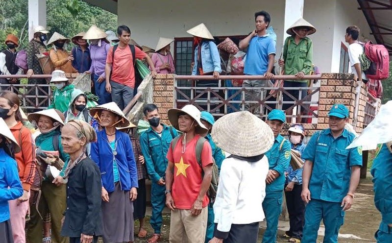 216 people in Ba Lang village, Ba Vinh commune, Quang Ngai province were evacuated to safety. Photo: Van Rach