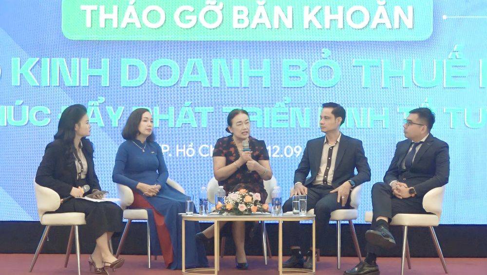 Ba Nguyen Thi Cuc – Chu tich Hoi Tu van thue Viet Nam giai dap nhung vuong mac cua Ho kinh doanh tai Hoi thao “Thao go ban khoan cho ho kinh doanh bo thue khoan” do MISA phoi hop voi VPBank to chuc