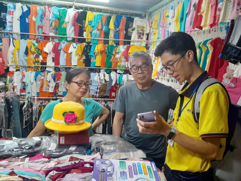 Nhan vien MISA (ao vang) ho tro ho kinh doanh ban hang, khai thue nhanh gon ngay tren phan mem MISA eShop