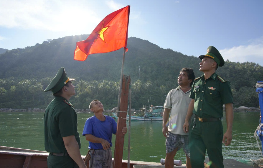 Phat to roi tuyen truyen ve chong khai thac IUU, tang co To quoc, anh Bac Ho cho ngu dan. Anh: Tien Vinh