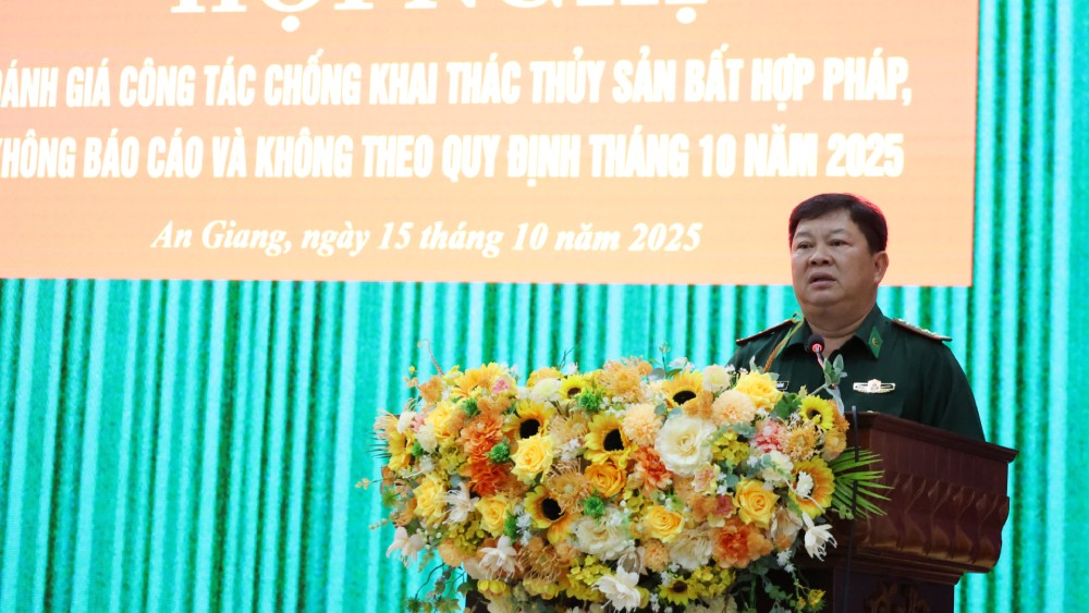 Dai ta Pham Van Thang, Chi huy truong Ban Chi huy Bo doi Bien phong tinh An Giang yeu cau ung dung He thong Quan ly tau ca cua bien phong trong cong tac quan ly, kiem soat tau ca, 100% cac Tram kiem soat khi lam thu tuc xuat, nhap ben phai lam tren he thong. Anh: Tien Vinh