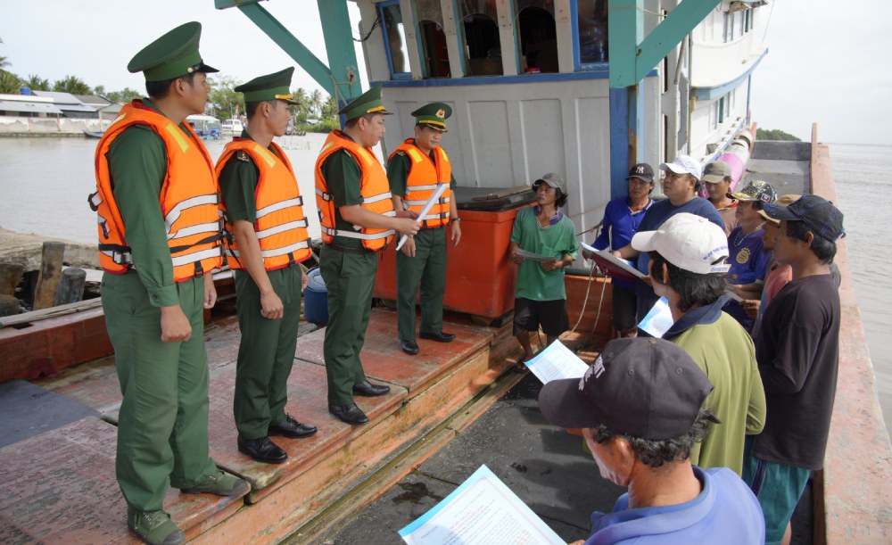 The Border Guard organizes propaganda and mobilizes ship owners and fishermen to fight against IUU fishing in many forms. Photo: Tien Vinh