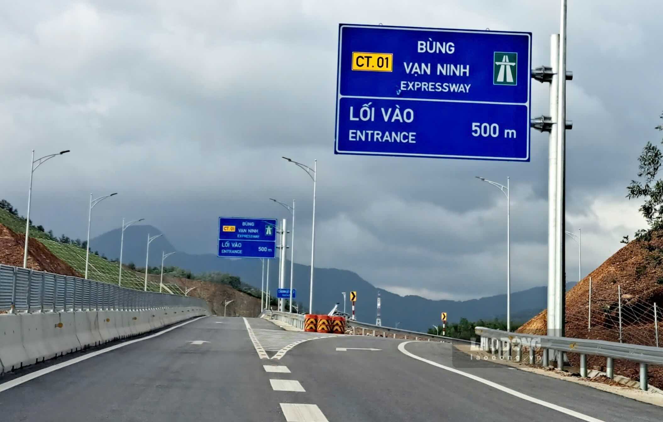 The entrance to Bung - Van Ninh Expressway confuses road users because the two directional signs are the same. Photo: Cong Sang
